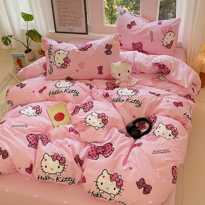 91家纺网 家纺一手货源 找家纺 蓝邻家纺 2025年新款三丽鸥正版授权全棉印花四件套系列-大床图 开心凯蒂