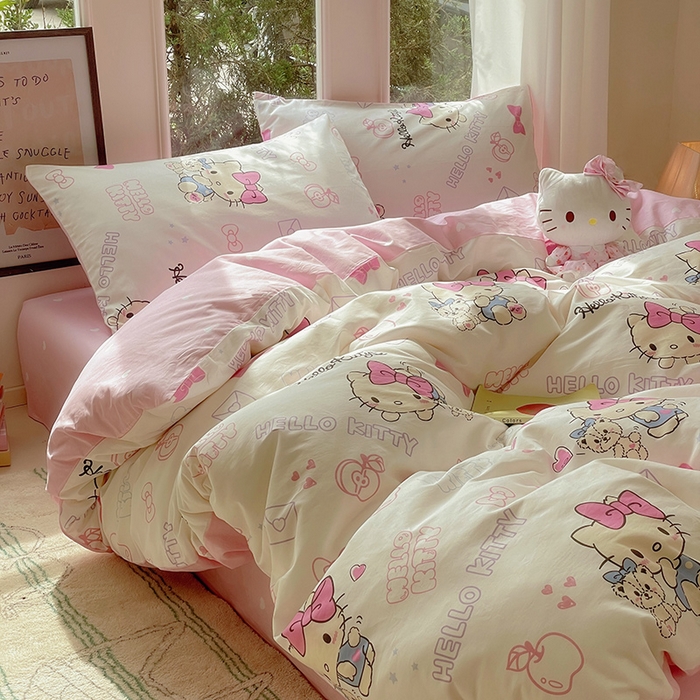 91家纺网 家纺一手货源 找家纺 蓝邻家纺 2025年新款三丽鸥正版授权全棉印花四件套系列-大床图 凯蒂小熊