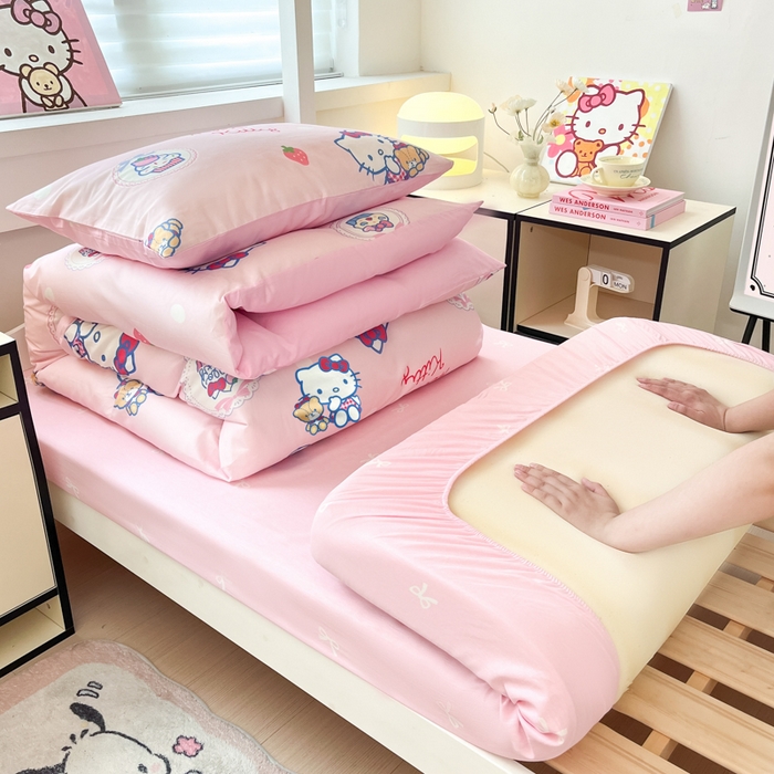 91家纺网 家纺一手货源 找家纺 暮思家居 2025新款三丽鸥授权全棉少女印花系列学生宿舍三件套四件套 kt和熊