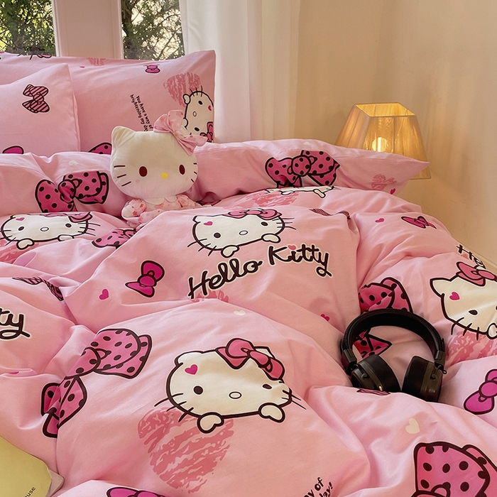 91家纺网 家纺一手货源 找家纺 蓝邻家纺 2025年新款三丽鸥正版授权全棉印花四件套系列-大床图 开心凯蒂