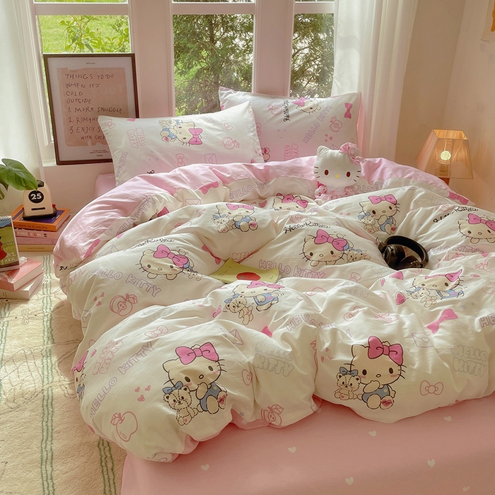 91家纺网 家纺一手货源 找家纺 蓝邻家纺 2025年新款三丽鸥正版授权全棉印花四件套系列-大床图 凯蒂小熊