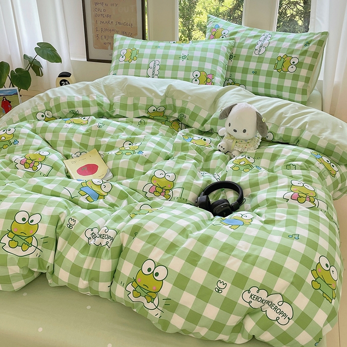 91家纺网 家纺一手货源 找家纺 蓝邻家纺 2025年新款三丽鸥正版授权全棉印花四件套系列-大床图 格子大眼蛙