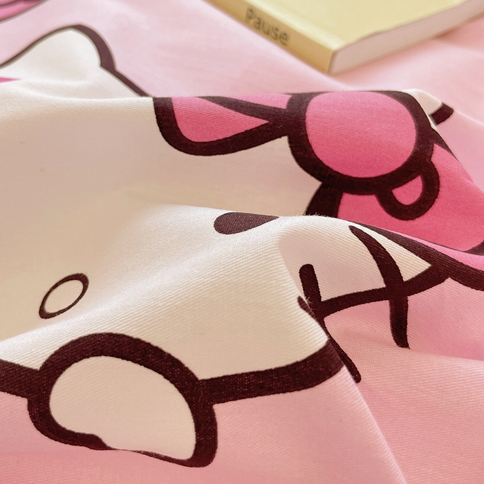 91家纺网 家纺一手货源 找家纺 蓝邻家纺 2025年新款三丽鸥正版授权全棉印花四件套系列-大床图 开心凯蒂