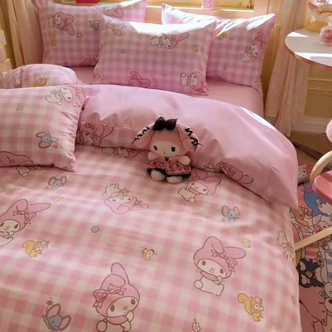 91家纺网 家纺一手货源 找家纺 蓝邻家纺 2025年新款三丽鸥正版授权全棉印花四件套系列-大床图 粉格美乐蒂