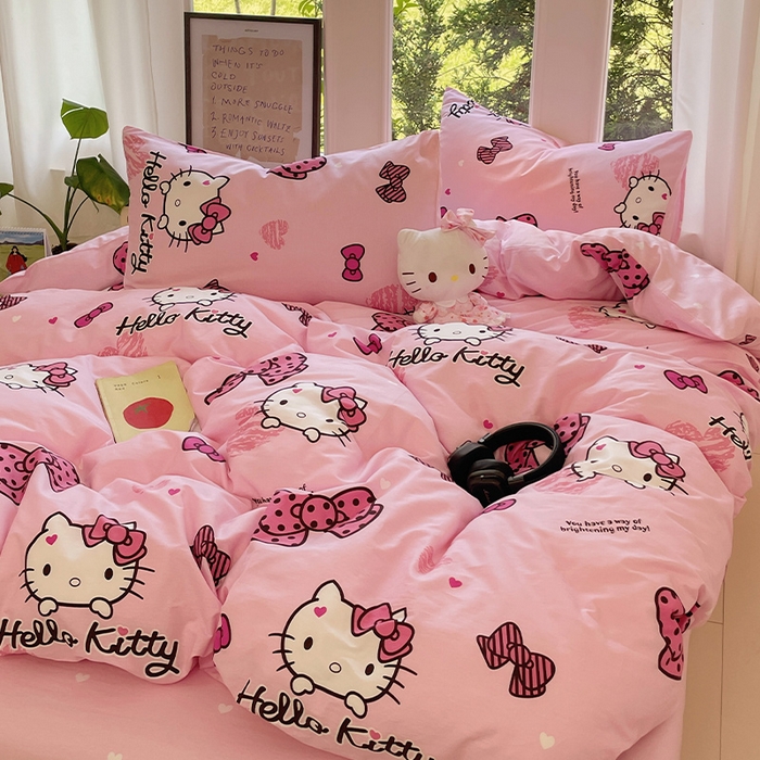 91家纺网 家纺一手货源 找家纺 蓝邻家纺 2025年新款三丽鸥正版授权全棉印花四件套系列-大床图 开心凯蒂