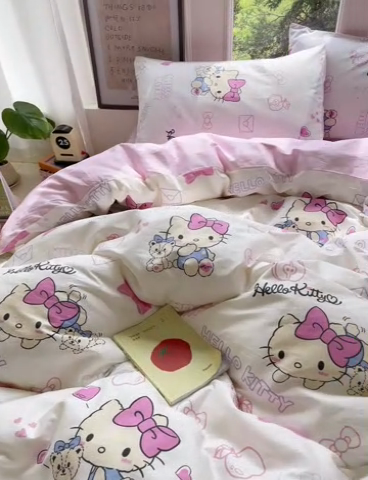 91家纺网 家纺一手货源 找家纺 蓝邻家纺 2025年新款三丽鸥正版授权全棉印花四件套系列-大床图 凯蒂小熊