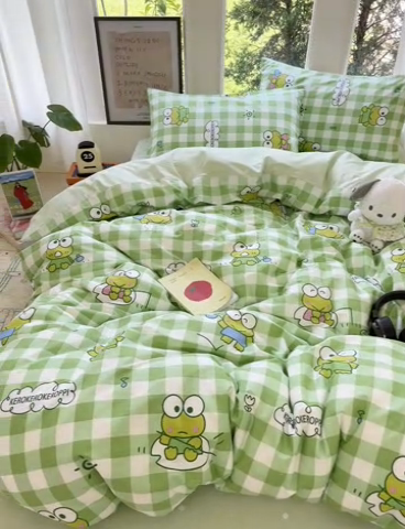 91家纺网 家纺一手货源 找家纺 蓝邻家纺 2025年新款三丽鸥正版授权全棉印花四件套系列-大床图 格子大眼蛙