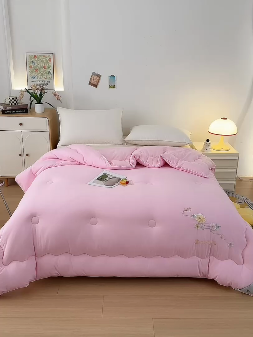 91家纺网 家纺一手货源 找家纺 喜糯糯 2025年新款春秋蛋白棉加厚款被子被芯四季被子被芯直播供货 樱花粉