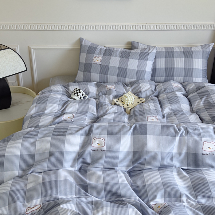 91家纺网 家纺一手货源 找家纺 耀悦家纺 2025新款13070全棉印花四件套 格子小熊