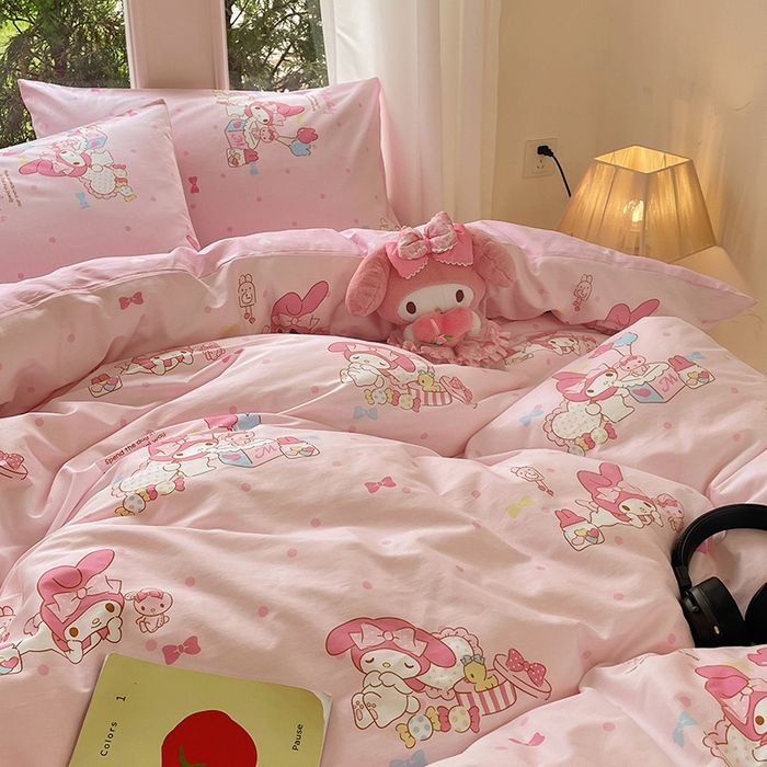 91家纺网 家纺一手货源 找家纺 蓝邻家纺 2025年新款三丽鸥正版授权全棉印花四件套系列-大床图 童趣美乐蒂