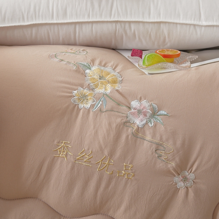 91家纺网 家纺一手货源 找家纺 喜糯糯 2025年新款春秋蛋白棉加厚款被子被芯四季被子被芯直播供货 卡其色