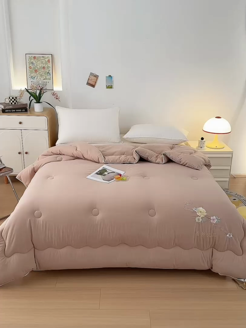 91家纺网 家纺一手货源 找家纺 喜糯糯 2025年新款春秋蛋白棉加厚款被子被芯四季被子被芯直播供货 卡其色