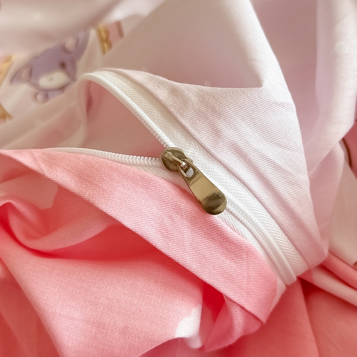 91家纺网 家纺一手货源 找家纺 蓝邻家纺 2025年新款三丽鸥正版授权全棉印花四件套系列-大床图 小兔美乐蒂