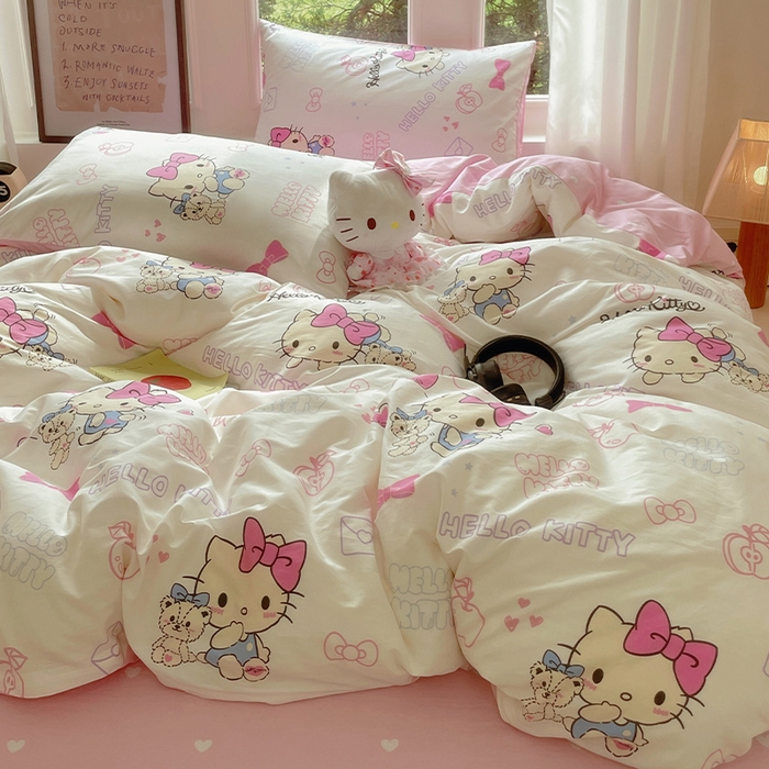 91家纺网 家纺一手货源 找家纺 蓝邻家纺 2025年新款三丽鸥正版授权全棉印花四件套系列-大床图 凯蒂小熊