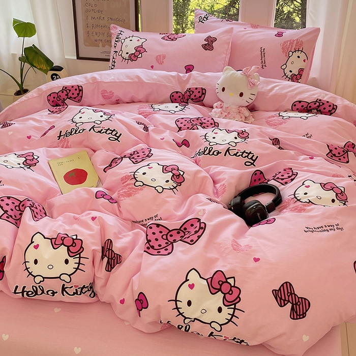 91家纺网 家纺一手货源 找家纺 蓝邻家纺 2025年新款三丽鸥正版授权全棉印花四件套系列-大床图 开心凯蒂