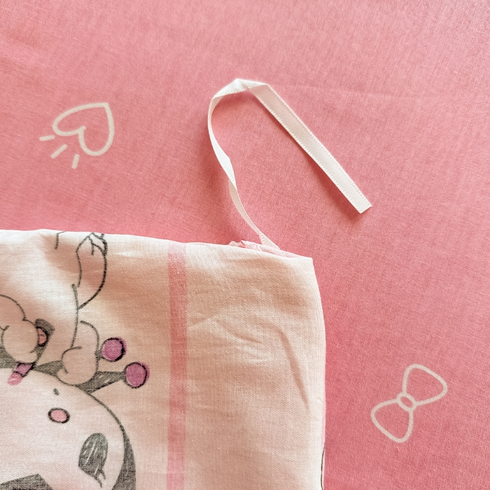 91家纺网 家纺一手货源 找家纺 蓝邻家纺 2025年新款三丽鸥正版授权全棉印花四件套系列-大床图 米酷-粉