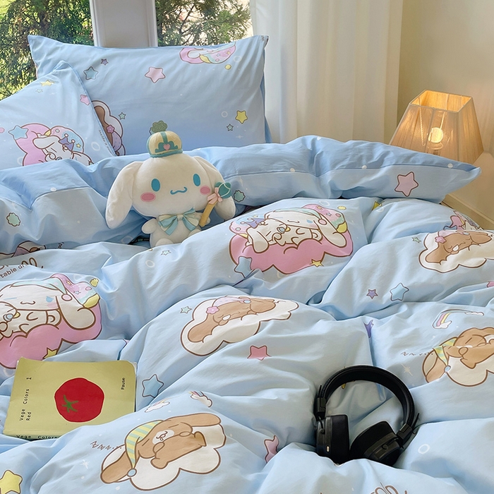 91家纺网 家纺一手货源 找家纺 蓝邻家纺 2025年新款三丽鸥正版授权全棉印花四件套系列-大床图 彩虹玉桂狗