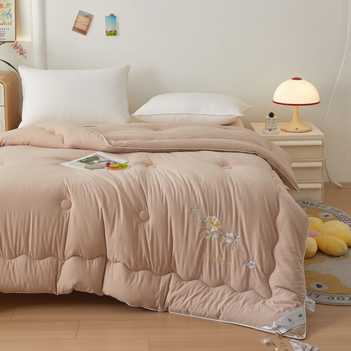 91家纺网 家纺一手货源 找家纺 喜糯糯 2025年新款春秋蛋白棉加厚款被子被芯四季被子被芯直播供货 卡其色