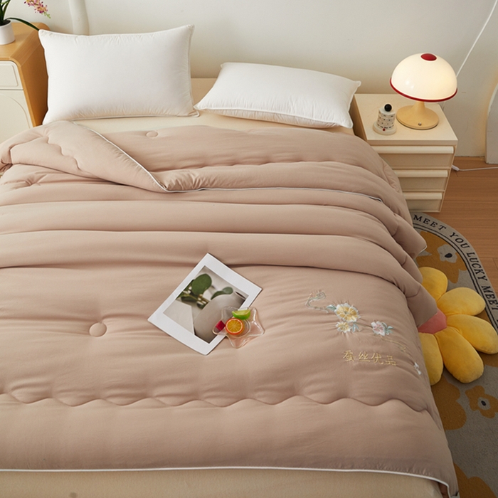 91家纺网 家纺一手货源 找家纺 喜糯糯 2025年新款春秋蛋白棉加厚款被子被芯四季被子被芯直播供货 卡其色