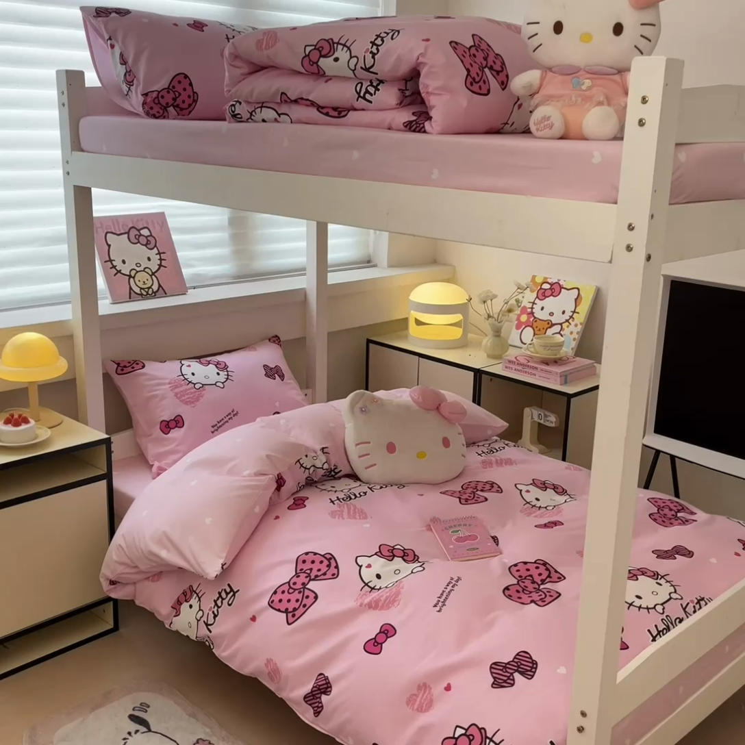 91家纺网 家纺一手货源 找家纺 暮思家居 2025新款三丽鸥授权全棉少女印花系列学生宿舍三件套四件套 开心凯蒂