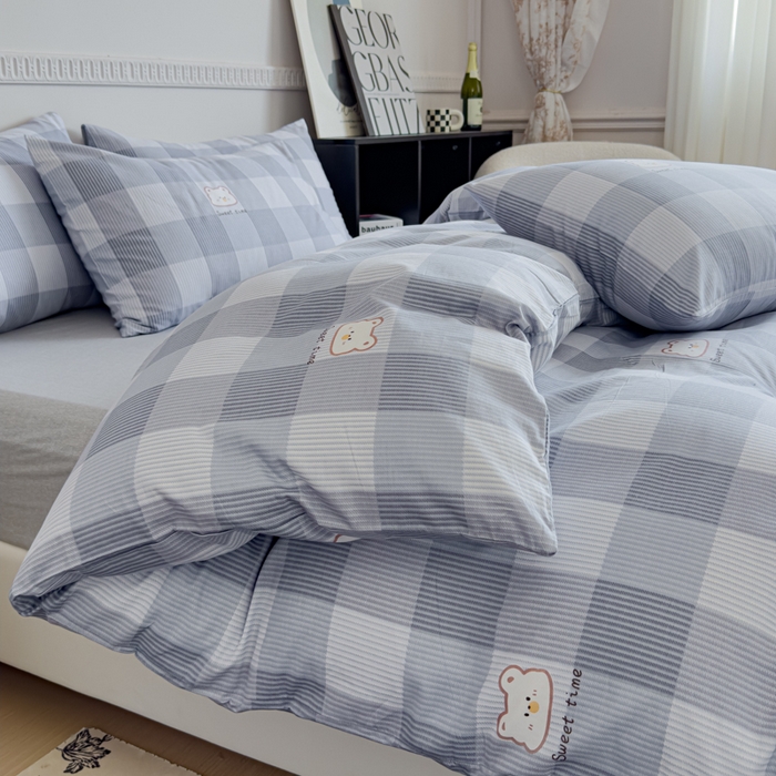 91家纺网 家纺一手货源 找家纺 耀悦家纺 2025新款13070全棉印花四件套 格子小熊