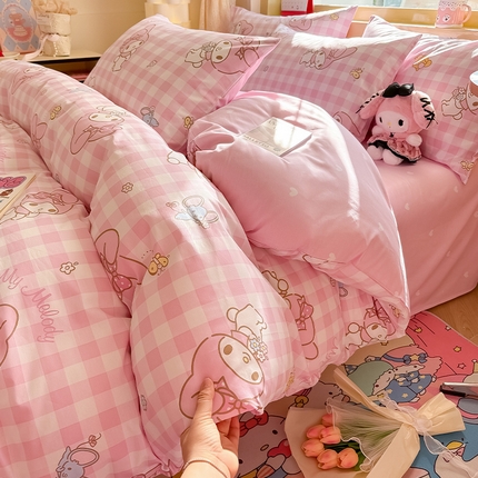 蓝邻家纺 2025年新款三丽鸥正版授权全棉印花四件套系列-大床图 粉格美乐蒂