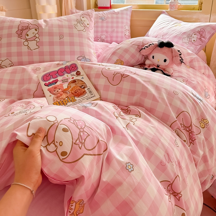 91家纺网 家纺一手货源 找家纺 蓝邻家纺 2025年新款三丽鸥正版授权全棉印花四件套系列-大床图 粉格美乐蒂