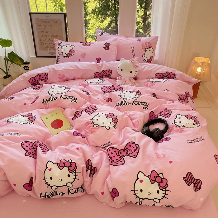 91家纺网 家纺一手货源 找家纺 蓝邻家纺 2025年新款三丽鸥正版授权全棉印花四件套系列-大床图 开心凯蒂