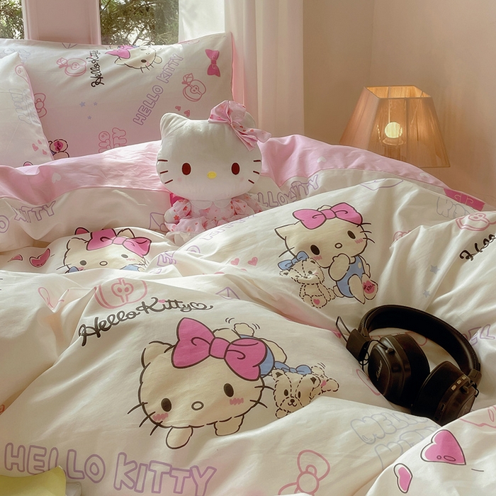 91家纺网 家纺一手货源 找家纺 蓝邻家纺 2025年新款三丽鸥正版授权全棉印花四件套系列-大床图 凯蒂小熊