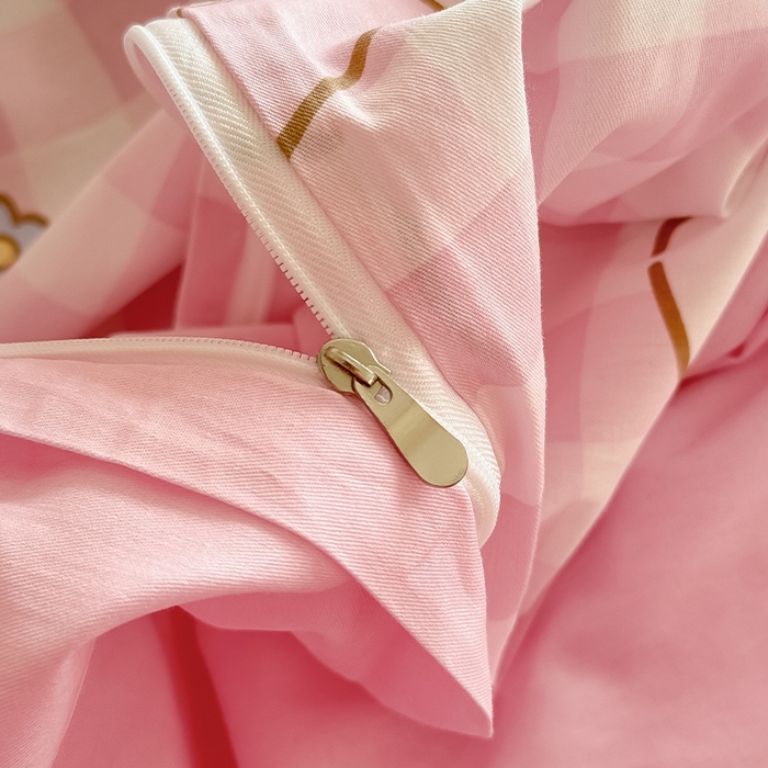 91家纺网 家纺一手货源 找家纺 蓝邻家纺 2025年新款三丽鸥正版授权全棉印花四件套系列-大床图 粉格美乐蒂