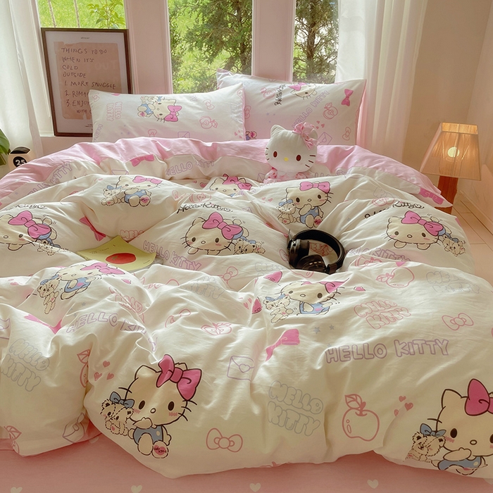 91家纺网 家纺一手货源 找家纺 蓝邻家纺 2025年新款三丽鸥正版授权全棉印花四件套系列-大床图 凯蒂小熊