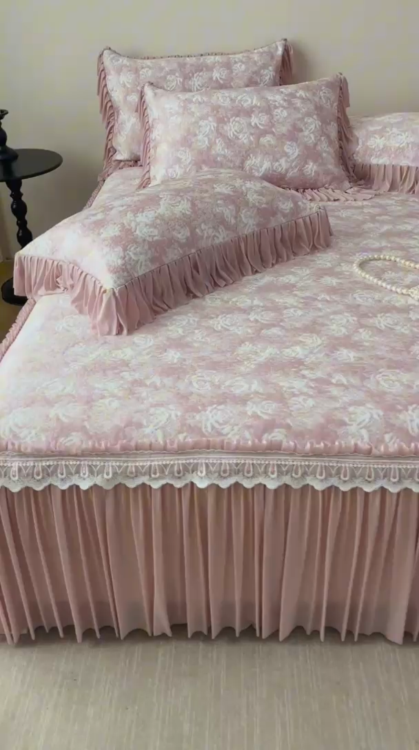 91家纺网 家纺一手货源 找家纺 好儿喜家纺 2025新款海洋丝凉感豆豆床裙凉席-缤纷玫瑰 缤纷玫瑰-粉