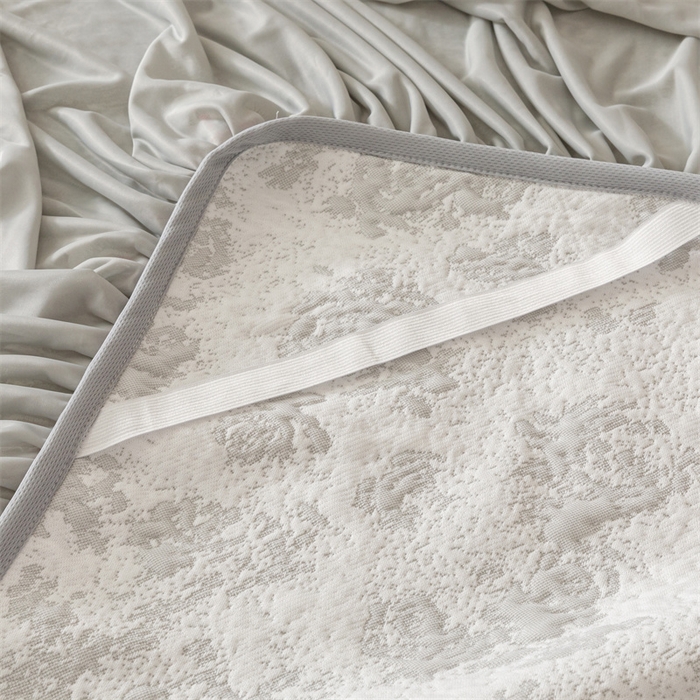 91家纺网 家纺一手货源 找家纺 好儿喜家纺 2025新款海洋丝凉感豆豆床裙凉席-缤纷玫瑰 缤纷玫瑰-灰