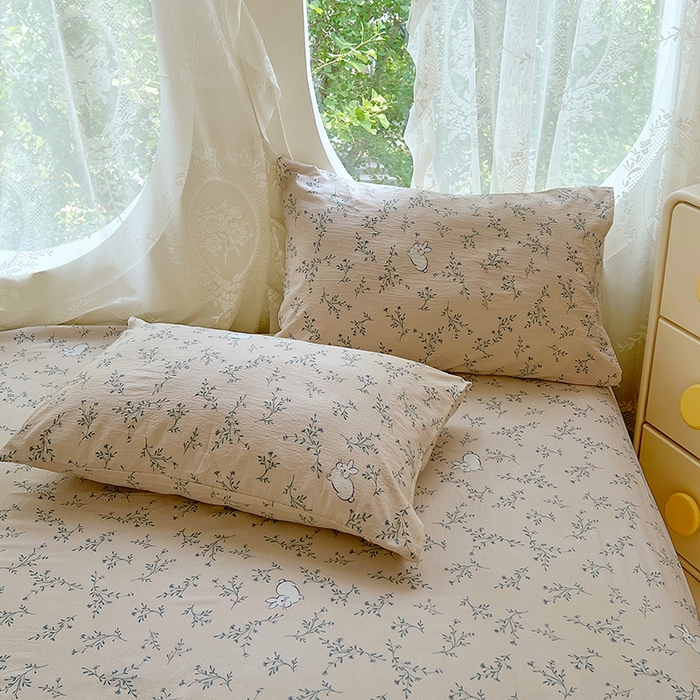 91家纺网 家纺一手货源 找家纺 彩韵家纺 2025新款印花木m双层纱床单系列 木m双层纱-兔悦花草