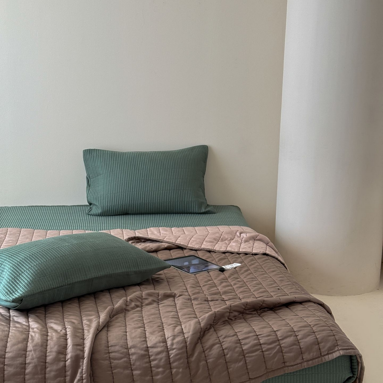 91家纺网 家纺一手货源 找家纺 汇庭 2025新款赫本夏被夏凉被空调被床盖三件套系列 夏被-卡竹亭