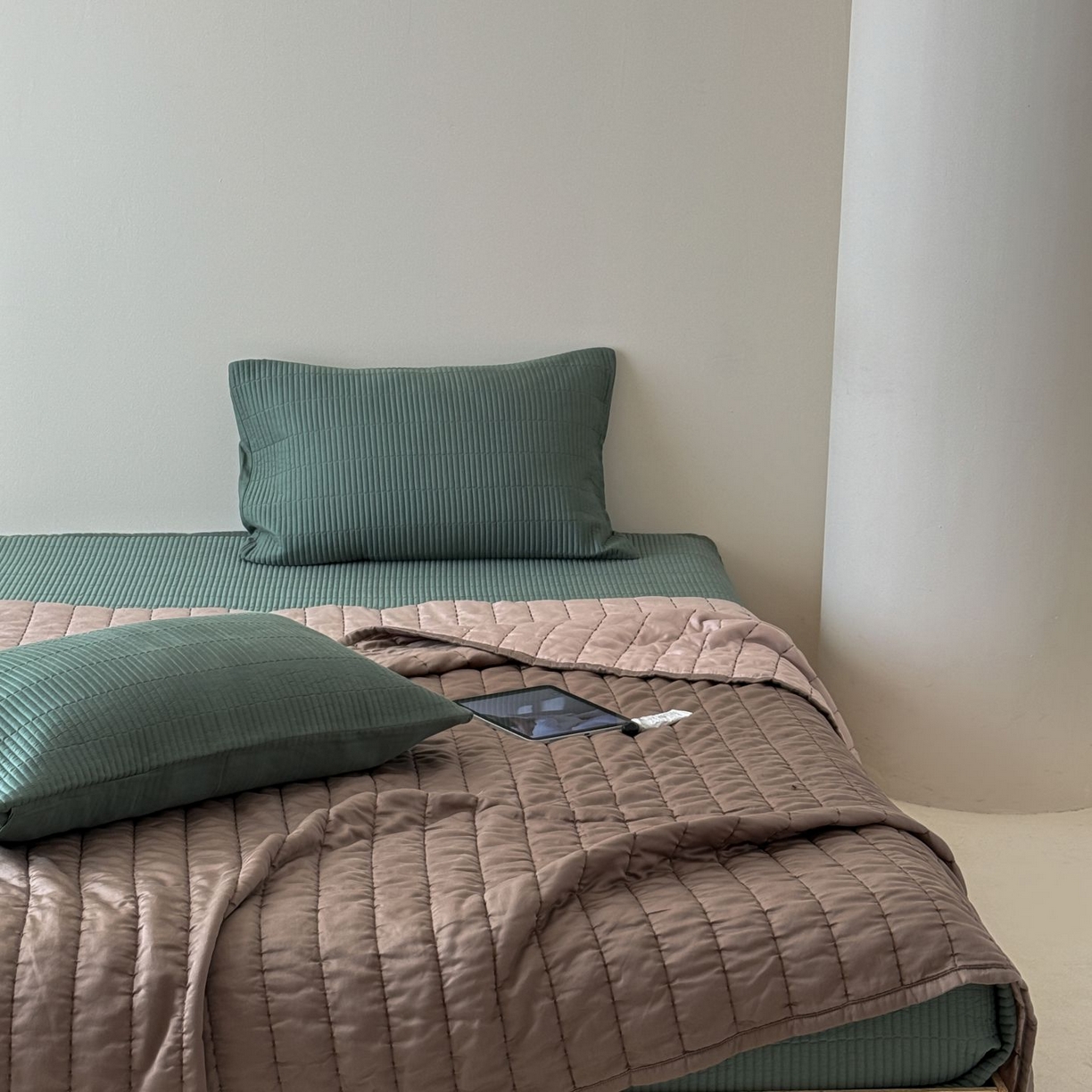 91家纺网 家纺一手货源 找家纺 汇庭 2025新款赫本夏被夏凉被空调被床盖三件套系列 夏被-卡竹亭