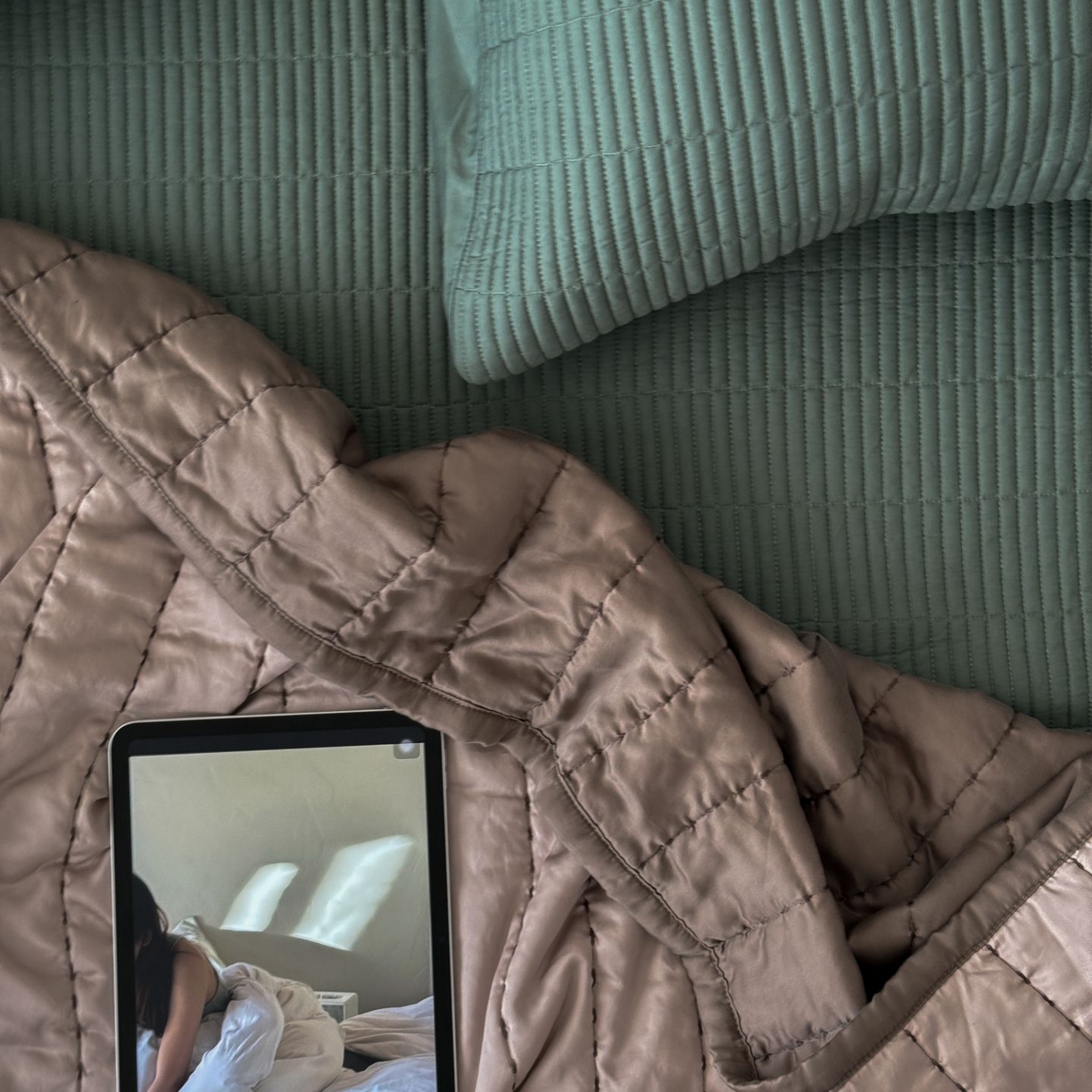 91家纺网 家纺一手货源 找家纺 汇庭 2025新款赫本夏被夏凉被空调被床盖三件套系列 夏被-卡竹亭