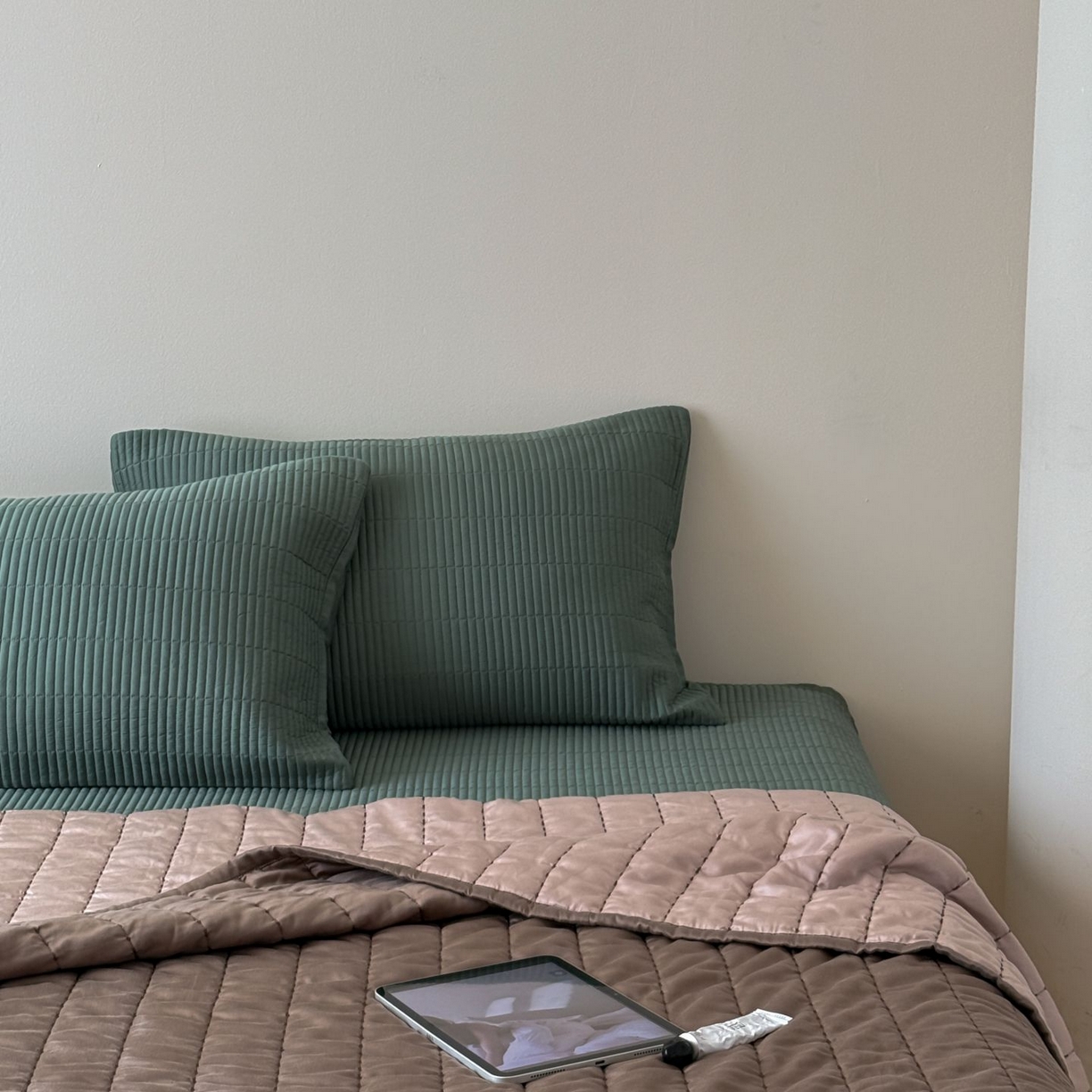 91家纺网 家纺一手货源 找家纺 汇庭 2025新款赫本夏被夏凉被空调被床盖三件套系列 夏被-卡竹亭