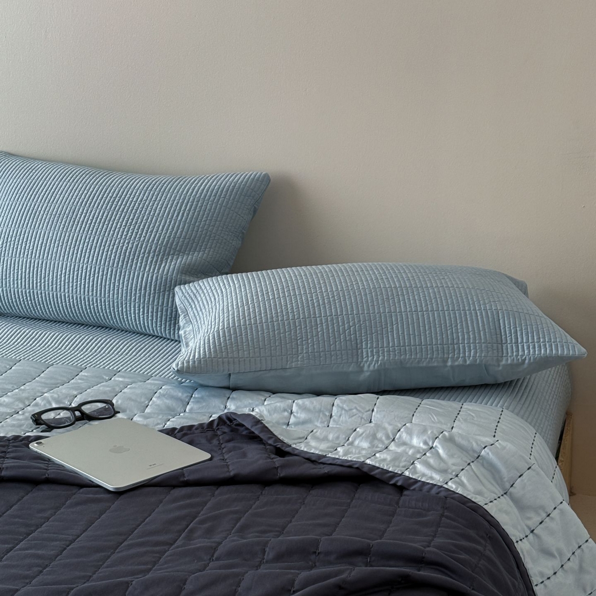 91家纺网 家纺一手货源 找家纺 汇庭 2025新款赫本夏被夏凉被空调被床盖三件套系列 夏被-汇深蓝