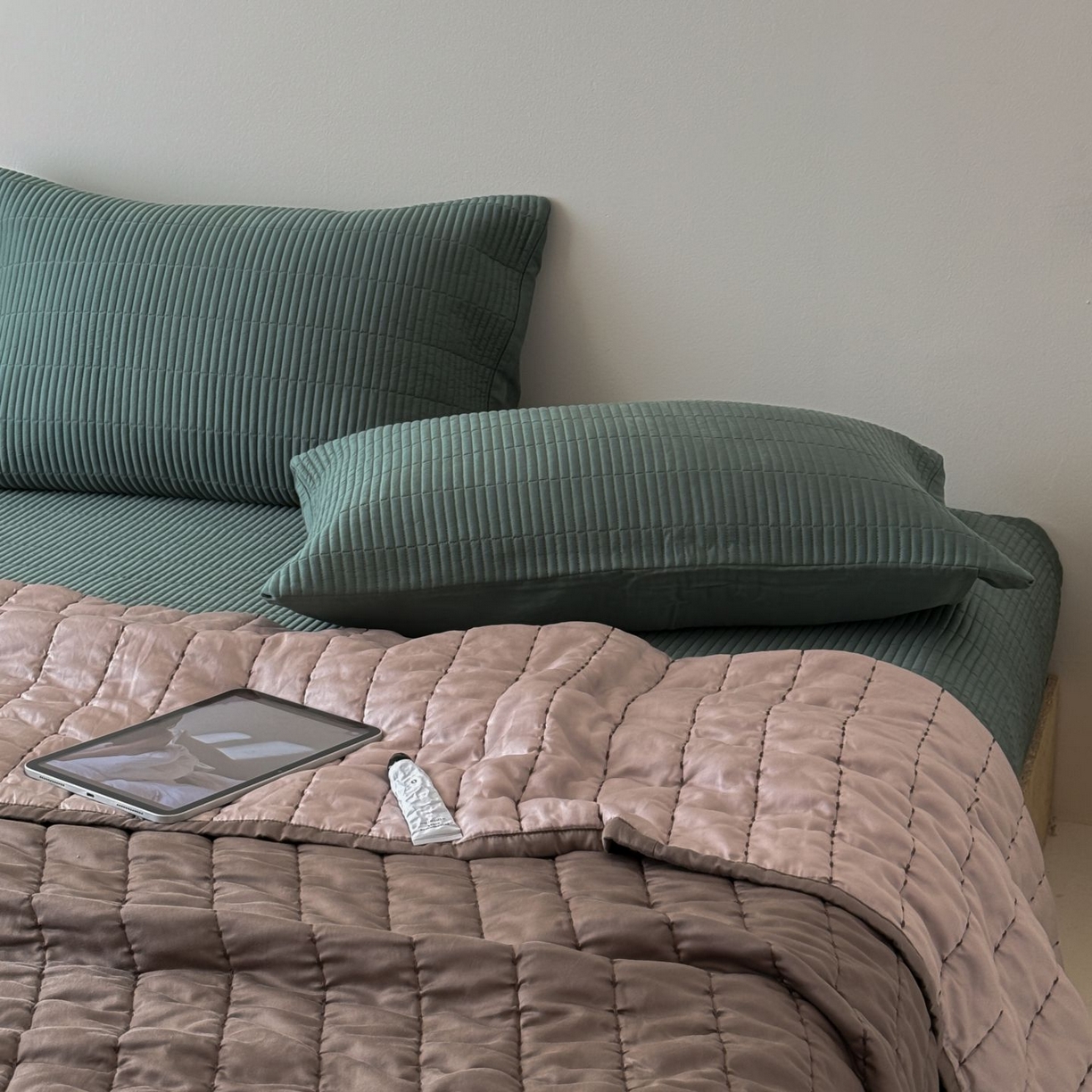 91家纺网 家纺一手货源 找家纺 汇庭 2025新款赫本夏被夏凉被空调被床盖三件套系列 夏被-卡竹亭