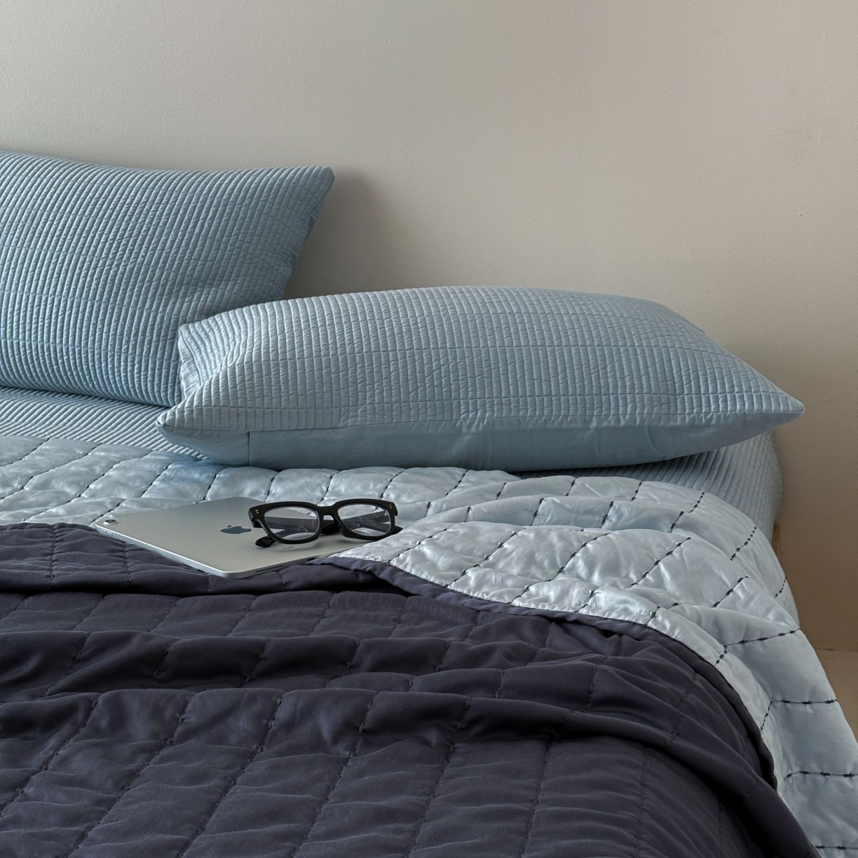 91家纺网 家纺一手货源 找家纺 汇庭 2025新款赫本夏被夏凉被空调被床盖三件套系列 夏被-汇深蓝