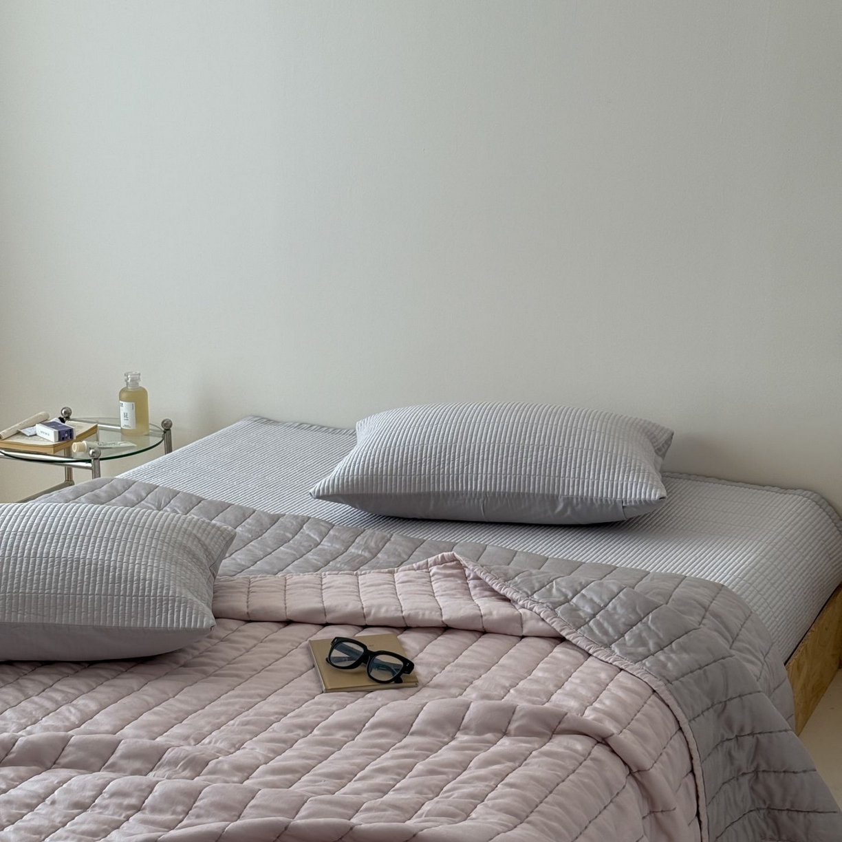 91家纺网 家纺一手货源 找家纺 汇庭 2025新款赫本夏被夏凉被空调被床盖三件套系列 夏被-邂逅粉