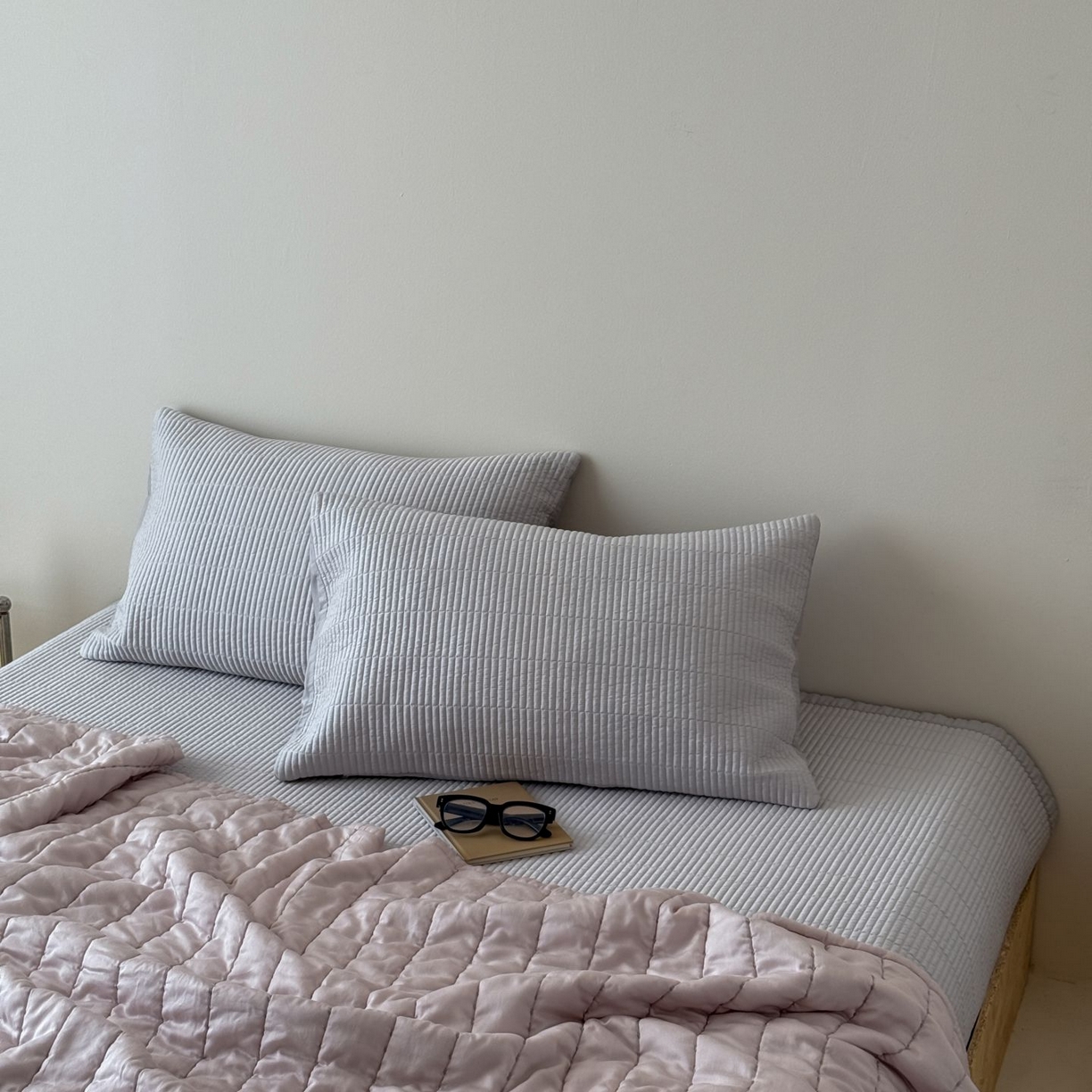 91家纺网 家纺一手货源 找家纺 汇庭 2025新款赫本夏被夏凉被空调被床盖三件套系列 夏被-邂逅粉