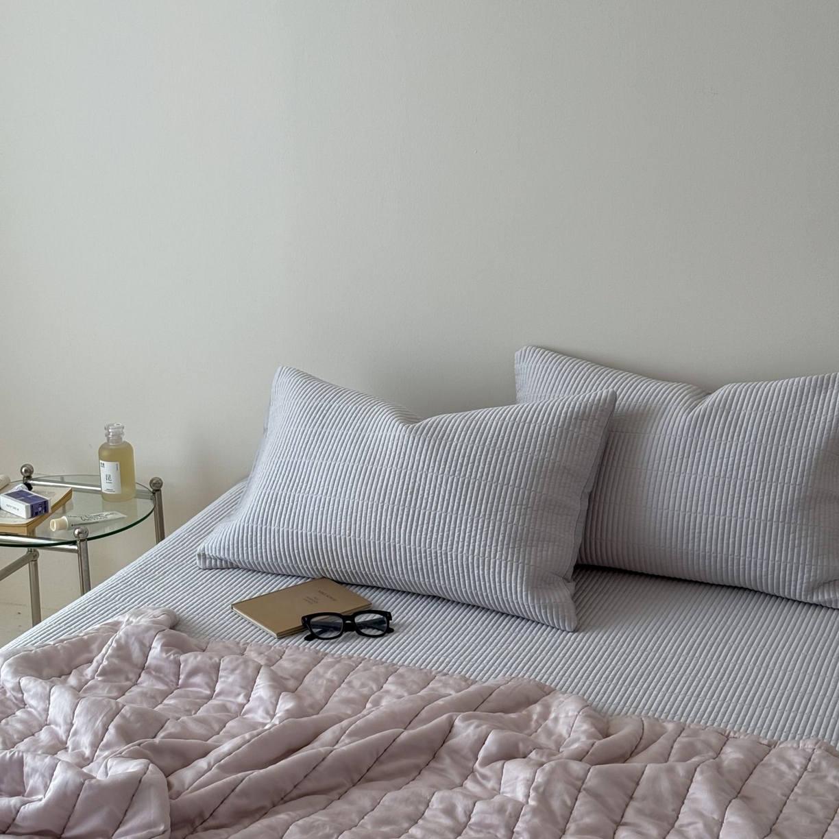 91家纺网 家纺一手货源 找家纺 汇庭 2025新款赫本夏被夏凉被空调被床盖三件套系列 夏被-邂逅粉