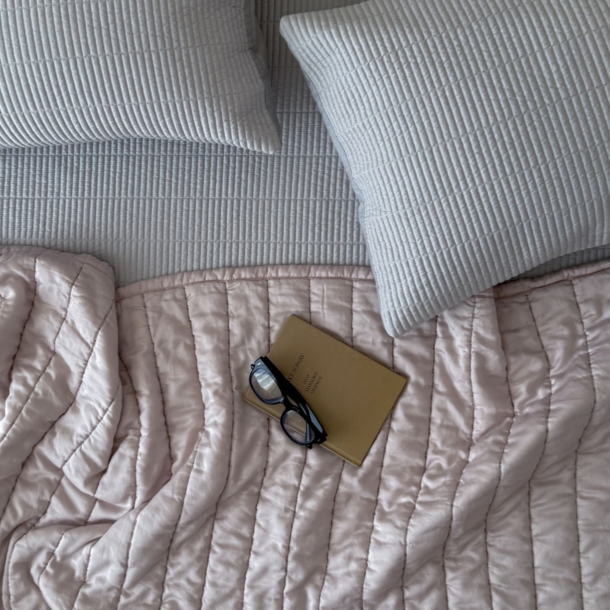 91家纺网 家纺一手货源 找家纺 汇庭 2025新款赫本夏被夏凉被空调被床盖三件套系列 夏被-邂逅粉