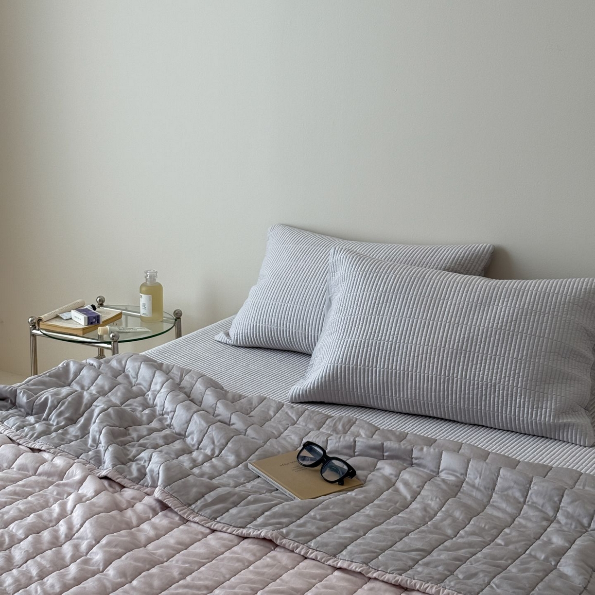 91家纺网 家纺一手货源 找家纺 汇庭 2025新款赫本夏被夏凉被空调被床盖三件套系列 夏被-邂逅粉