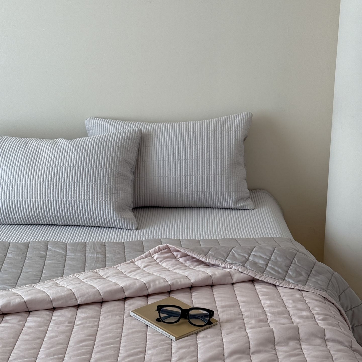 91家纺网 家纺一手货源 找家纺 汇庭 2025新款赫本夏被夏凉被空调被床盖三件套系列 夏被-邂逅粉