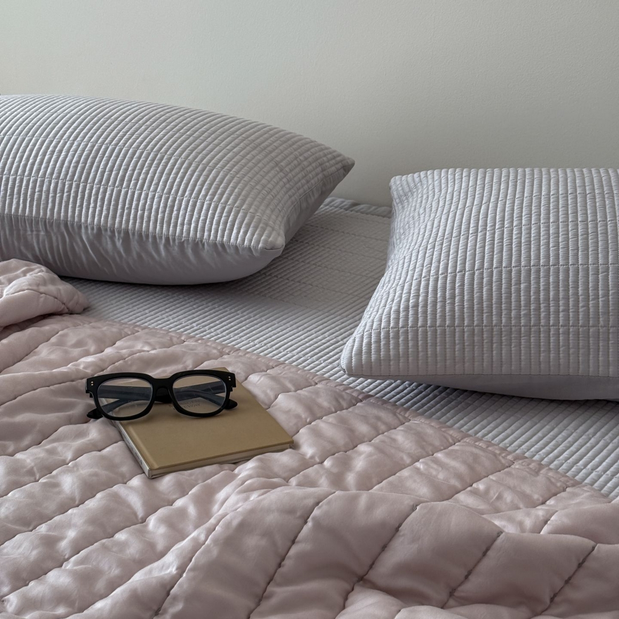 91家纺网 家纺一手货源 找家纺 汇庭 2025新款赫本夏被夏凉被空调被床盖三件套系列 夏被-邂逅粉