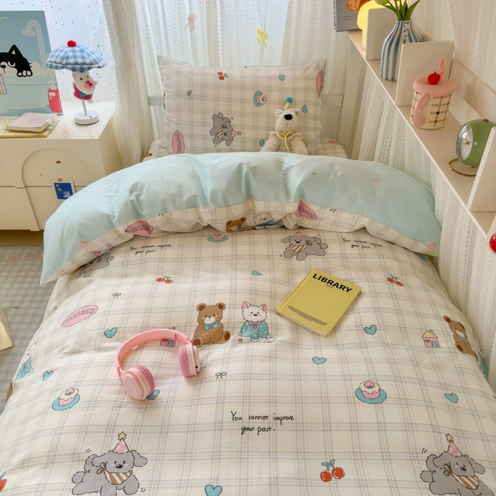 91家纺网 家纺一手货源 找家纺 曼之夏 2025新款全棉纯棉印花学生宿舍上下铺三件套 樱桃熊仔