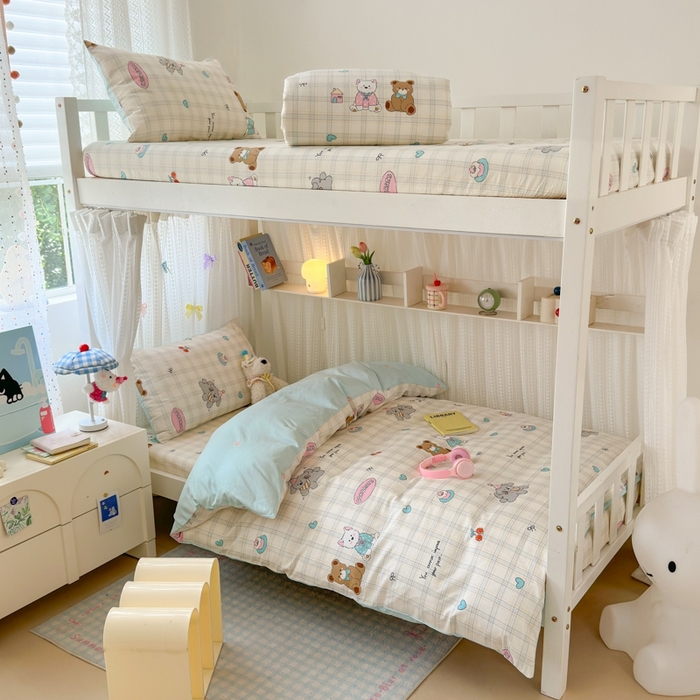 91家纺网 家纺一手货源 找家纺 曼之夏 2025新款全棉纯棉印花学生宿舍上下铺三件套 樱桃熊仔